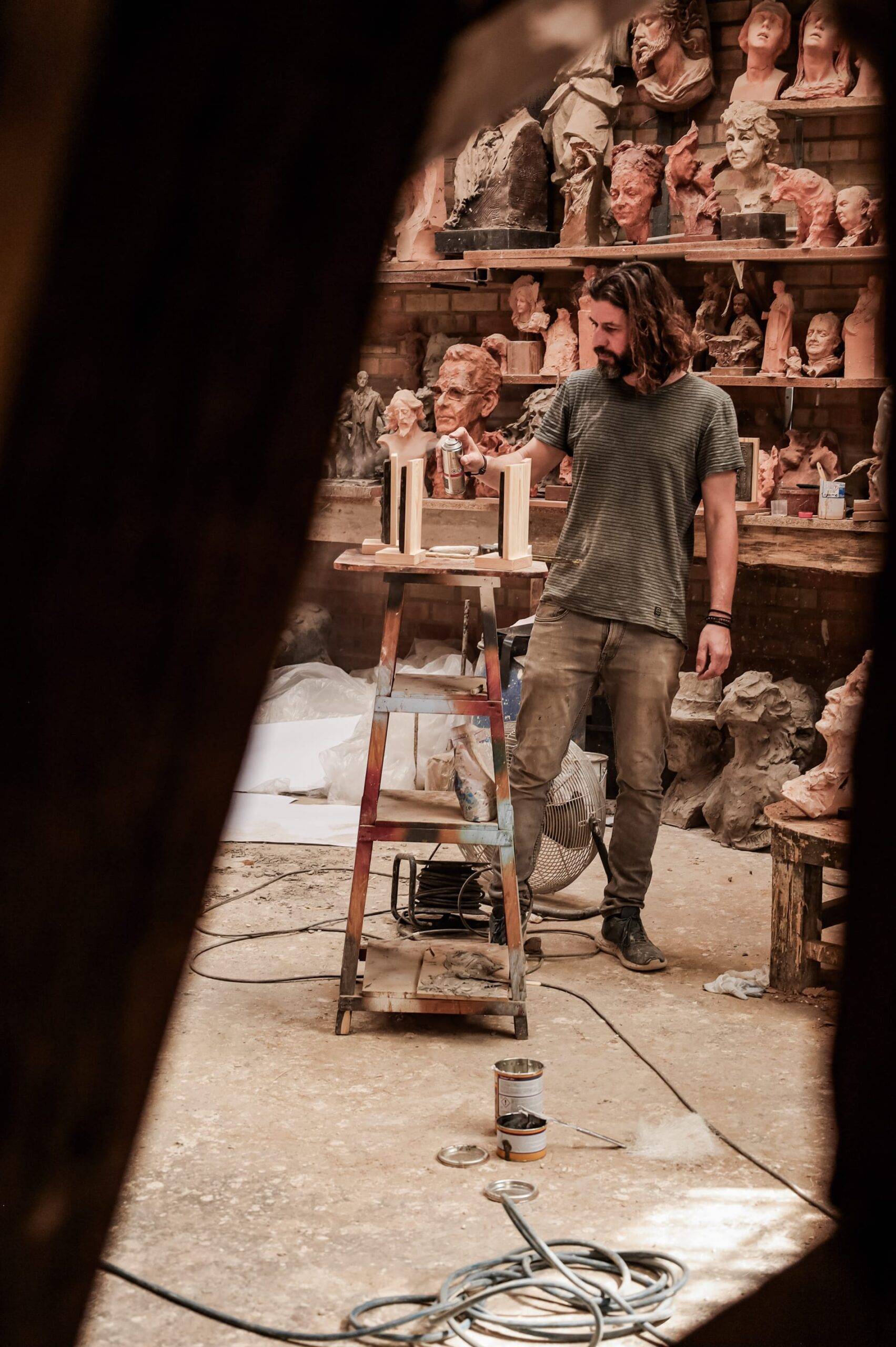 El artista Martín Lagares en su taller pintando una pieza